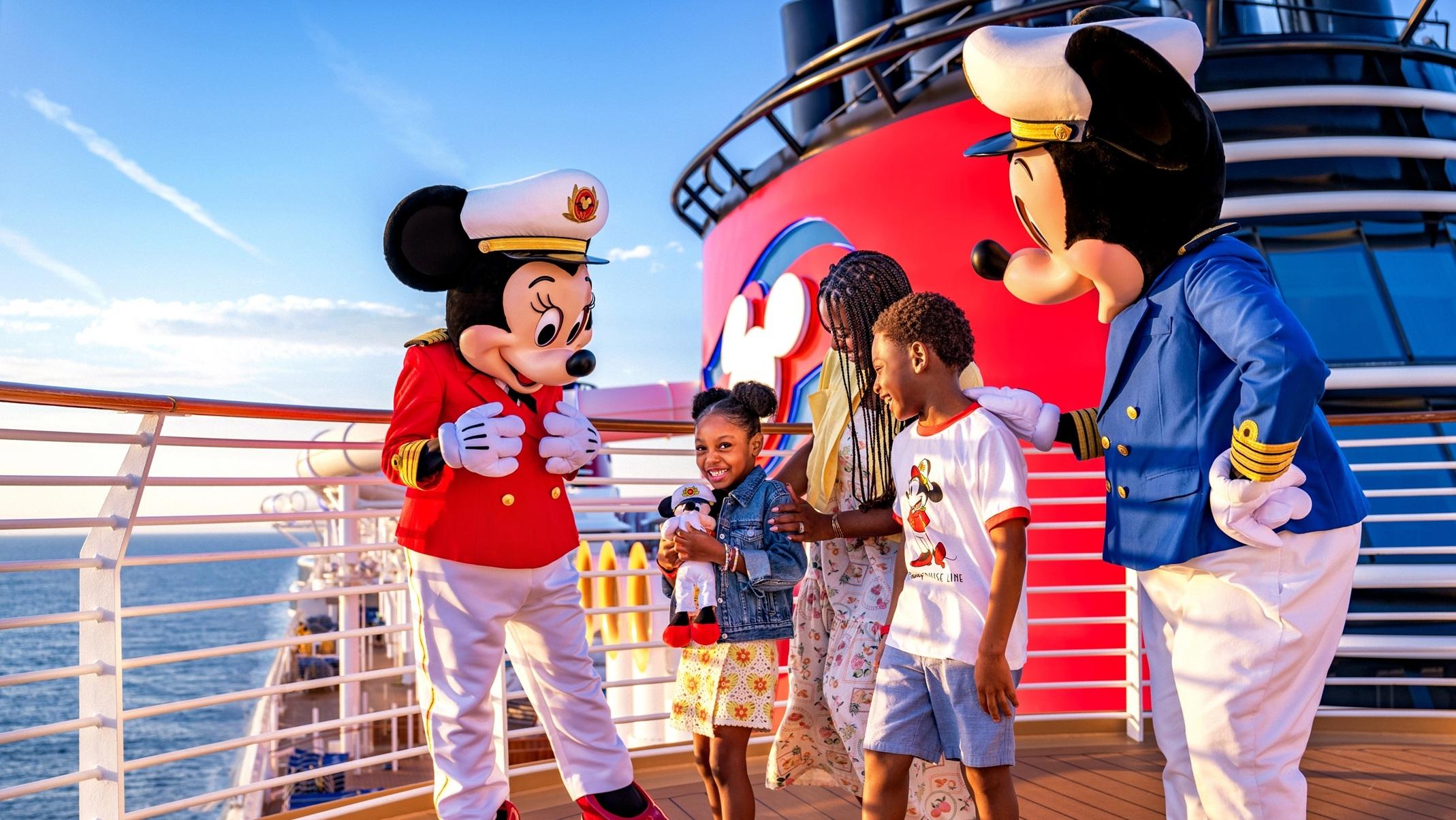 Ngày 1: Tp. Hồ Chí Minh ✈ Singapore | Chạm ngõ thế giới Disney giữa đại dương